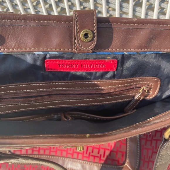 Tommy Hilfiger Burgundy Fabric Tote 👜 Handbag in very good condition 🤩 - Picture 5 of 7